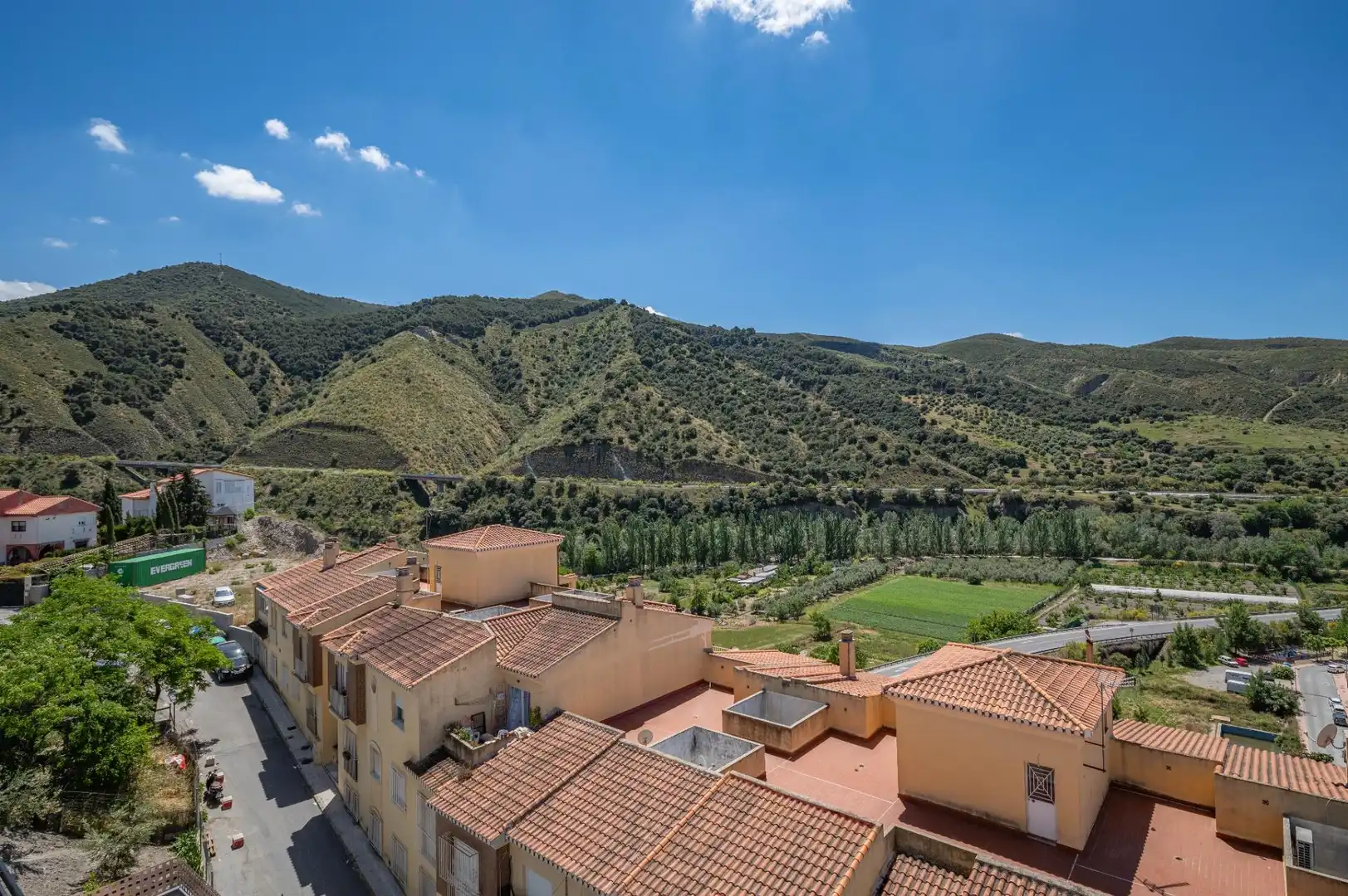 Vista exterior de Pis en venda en Cenes de la Vega amb Calefacció, Balcó i Piscina comunitària