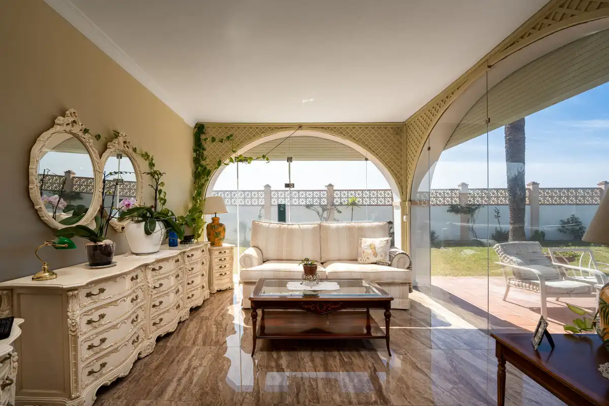 Sala d'estar de Casa o xalet en venda en Marbella amb Aire condicionat, Jardí privat i Piscina