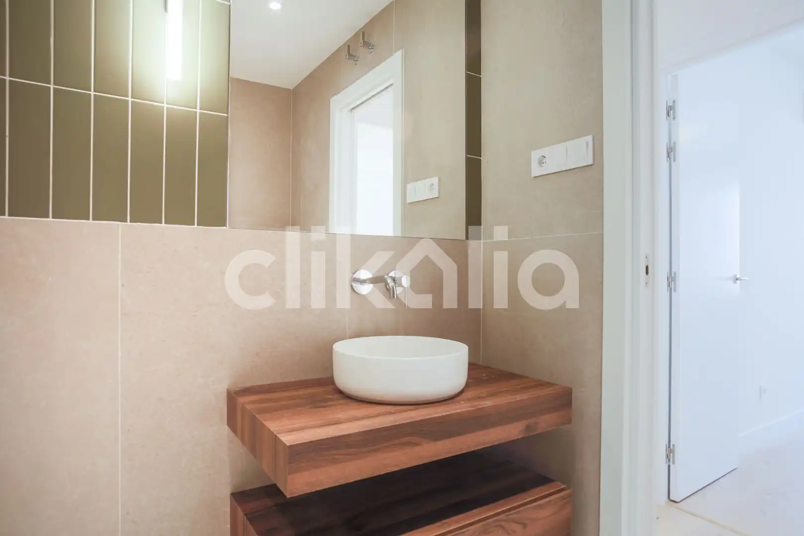 Baño de Piso en venta en Madrid con Aire acondicionado, Calefacción y Jardín privado