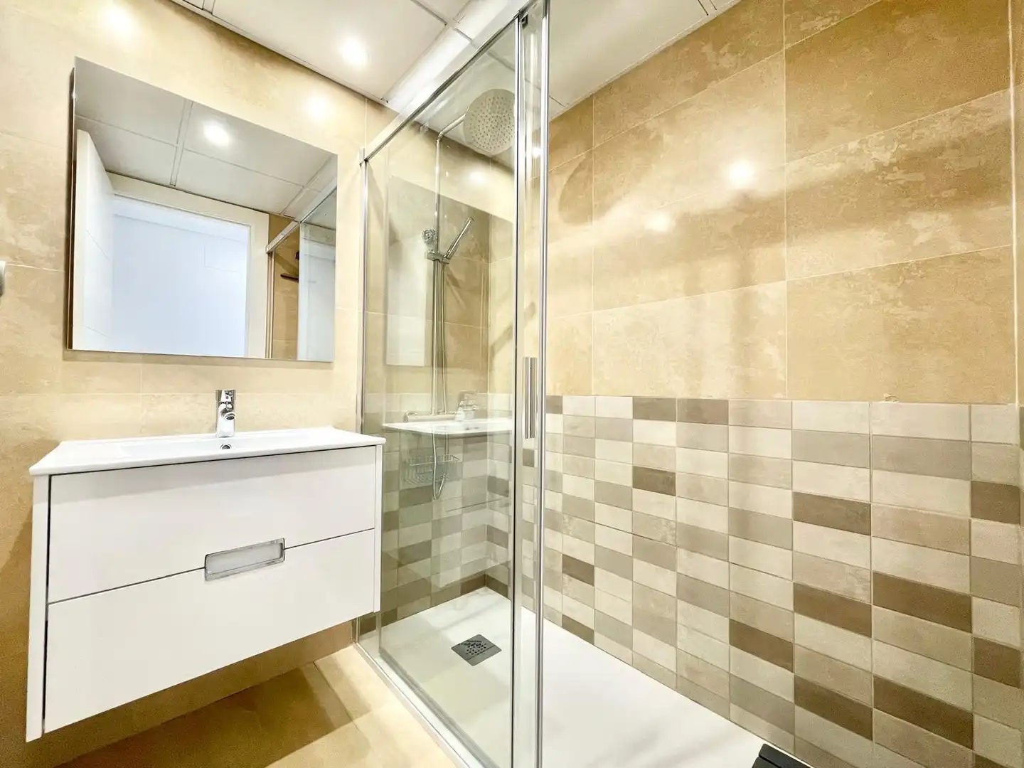 Bany de Apartament de lloguer en Los Alcázares amb Aire condicionat, Piscina i Moblat