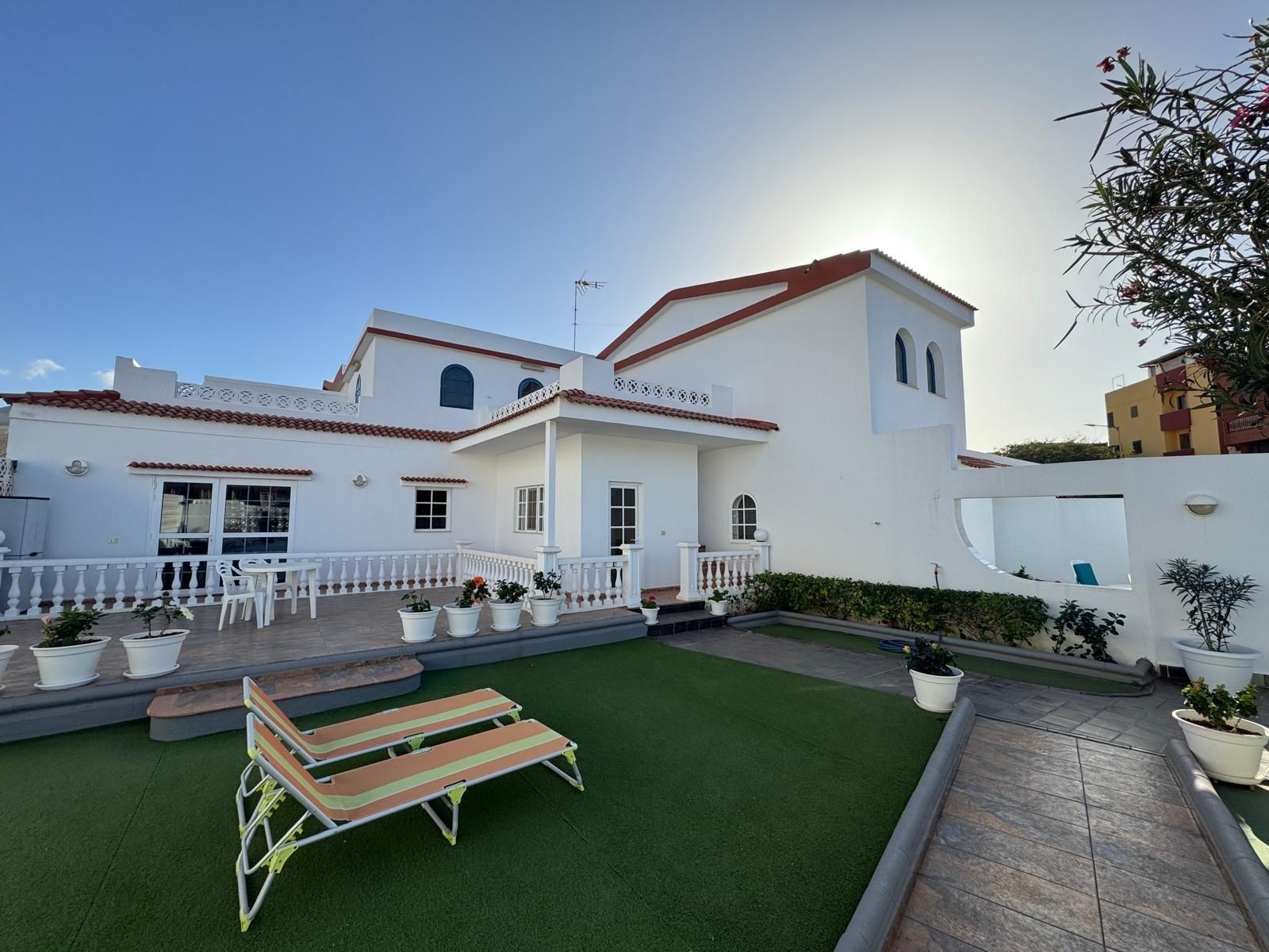 Vista exterior de Casa o xalet en venda en Gáldar amb Jardí privat, Terrassa i Balcó