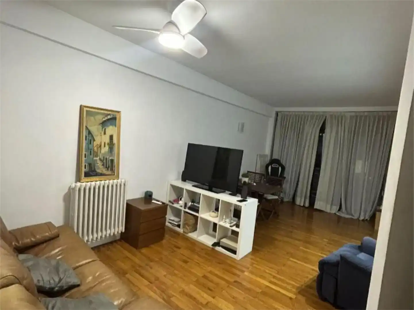 Sala d'estar de Apartament per a compartir en Barcelona amb Parquet, Moblat i Balcó