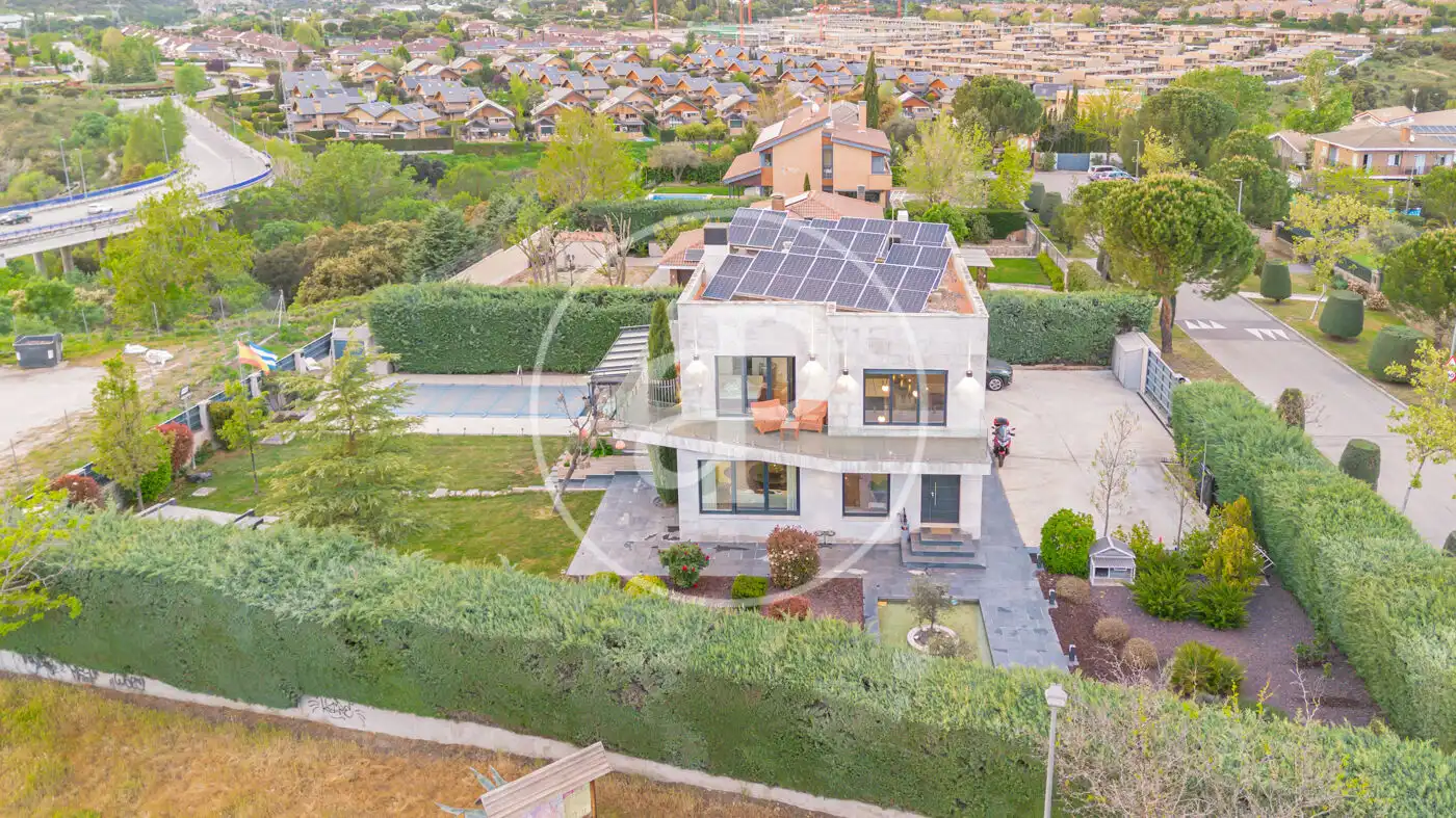 Vista exterior de Casa o xalet en venda en Las Rozas de Madrid amb Aire condicionat, Calefacció i Jardí privat