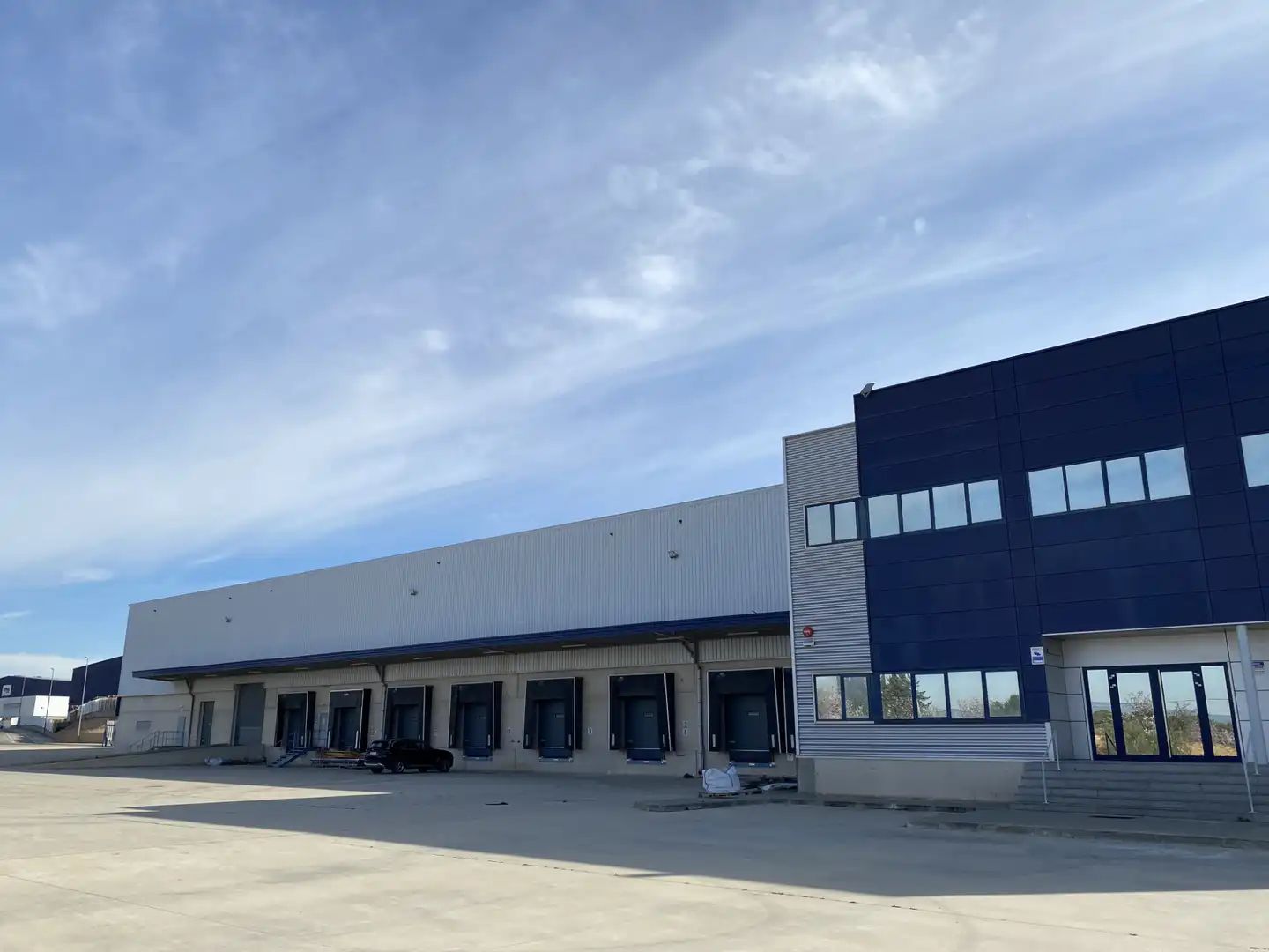 Außenansicht von Fabrikhallen zur Miete in Vila-rodona