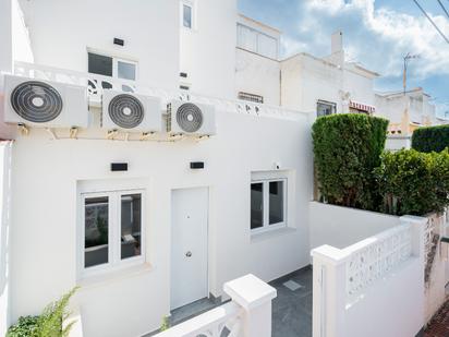 Vista exterior de Casa adosada en venda en Torrevieja amb Aire condicionat, Calefacció i Jardí privat