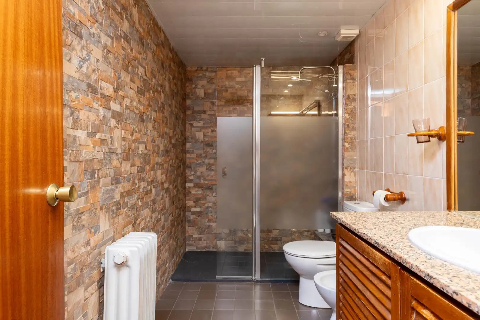 Badezimmer von Einfamilien-Reihenhaus zum Verkauf in Santa Perpètua de Mogoda mit Klimaanlage, Heizung und Abstellraum