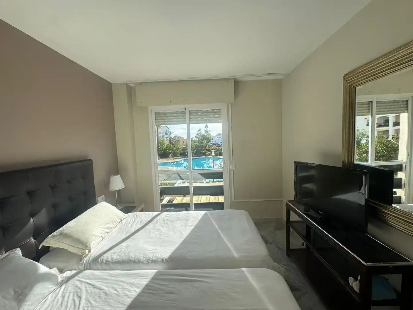 Schlafzimmer von Wohnungen zur Miete in Marbella mit Klimaanlage, Terrasse und Schwimmbad
