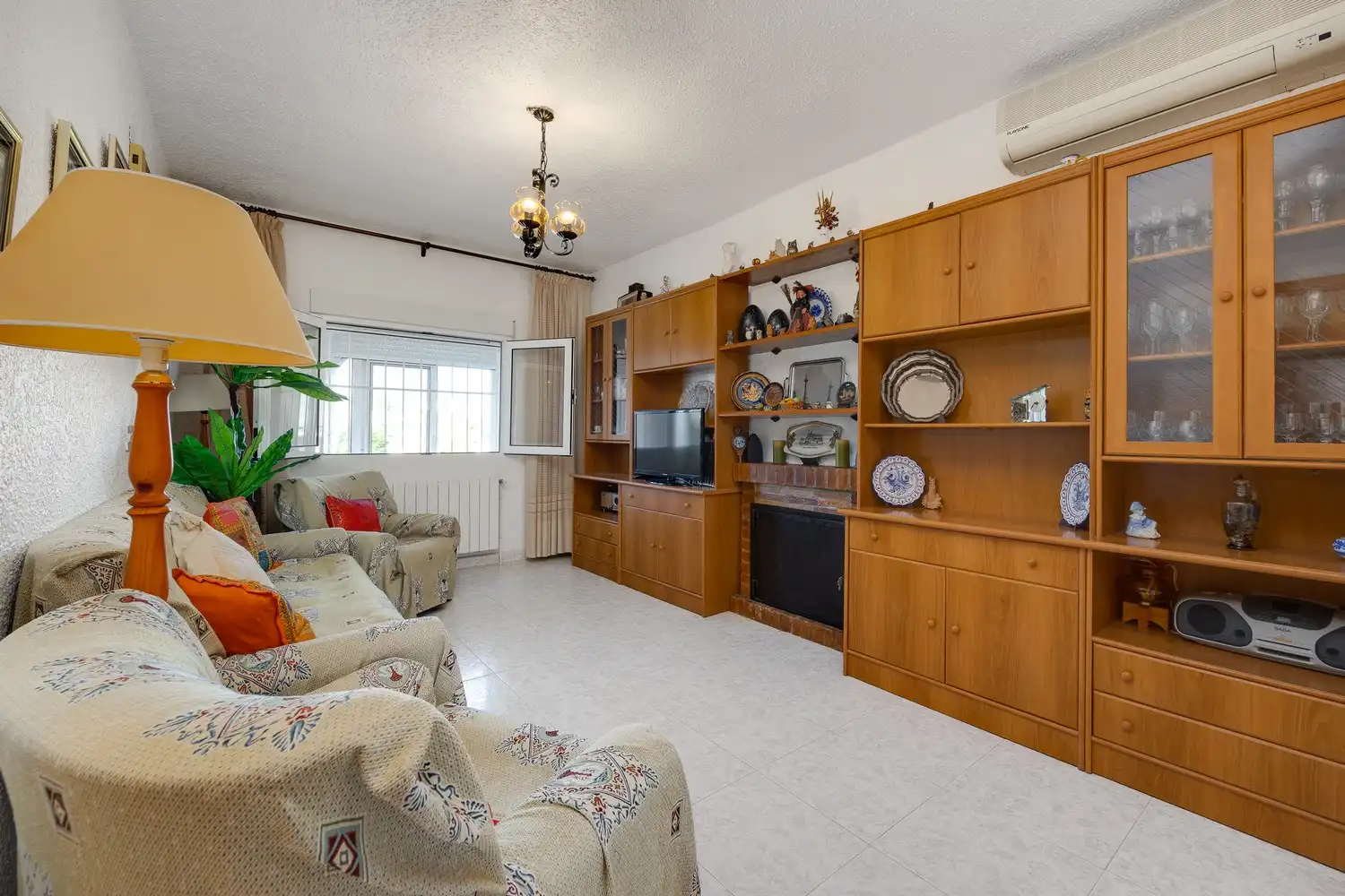 Sala de estar de Casa adosada en venta en Torrevieja con Aire acondicionado, Calefacción y Jardín privado