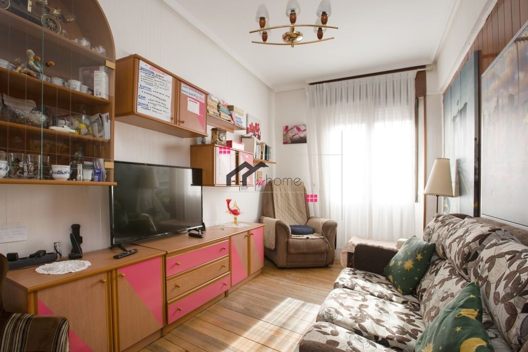 Sala d'estar de Pis en venda en Barakaldo  amb Calefacció, Traster i Moblat