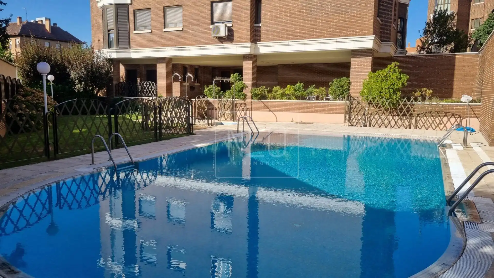 Piscina de Dúplex en venta en Madrid con Aire acondicionado, Calefacción y Jardín privado