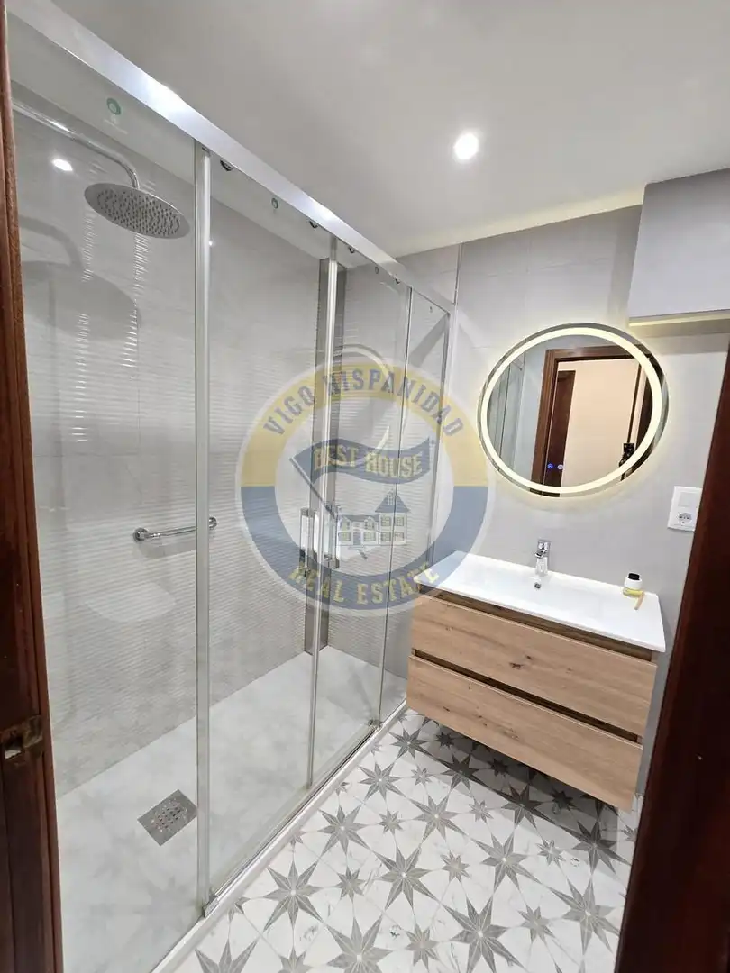 Baño de Piso de alquiler en Vigo  con Calefacción, Parquet y Balcón