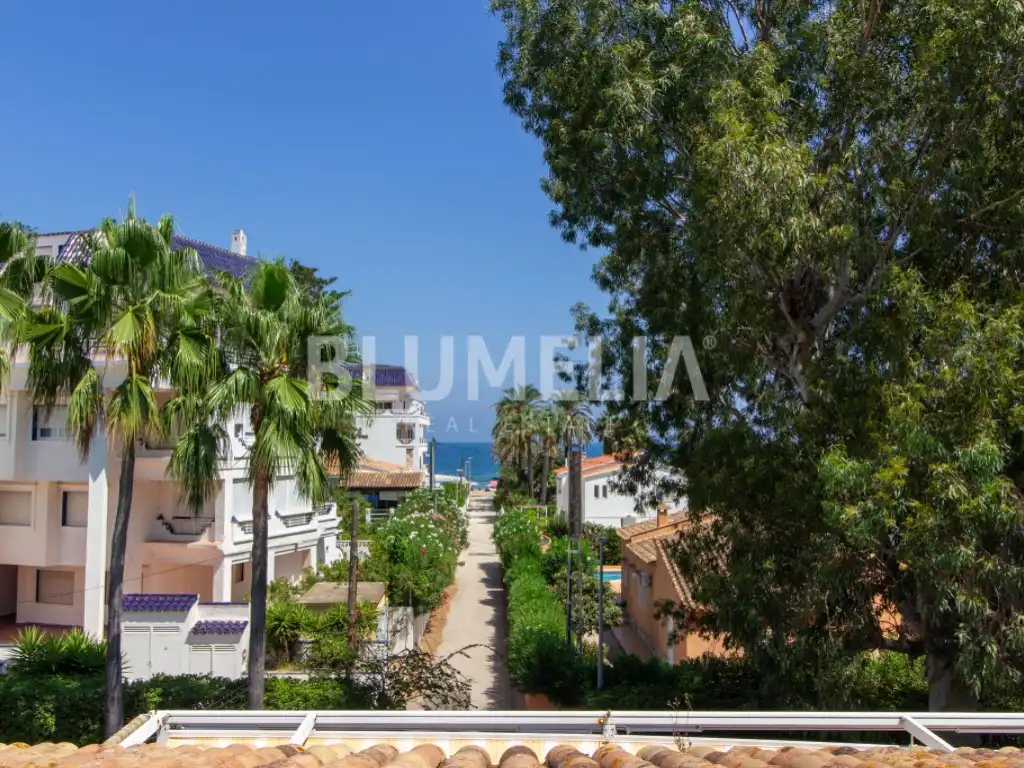 Vista exterior de Casa o xalet en venda en Dénia amb Aire condicionat, Jardí privat i Terrassa