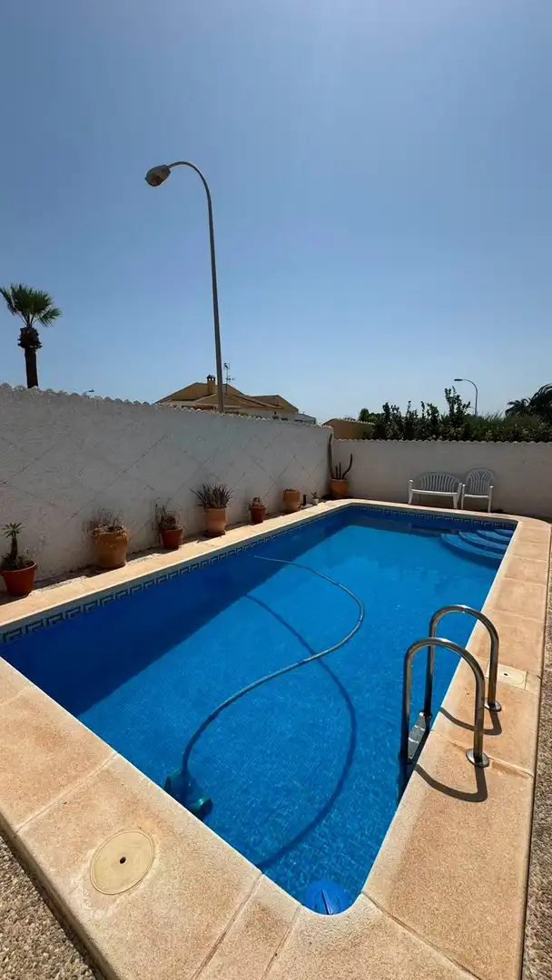Piscina de Casa adosada en venda en Torrevieja amb Aire condicionat, Calefacció i Terrassa