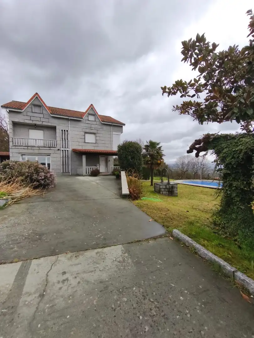 Exterior view of Houses for sale in Toén  with Heating, Private garden and Parquet flooring