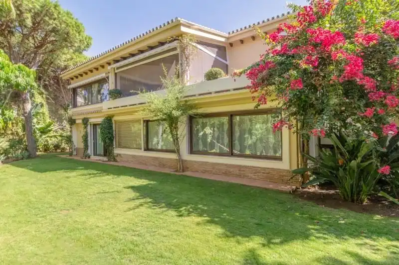 Chalet con piscina en venta en Calahonda
