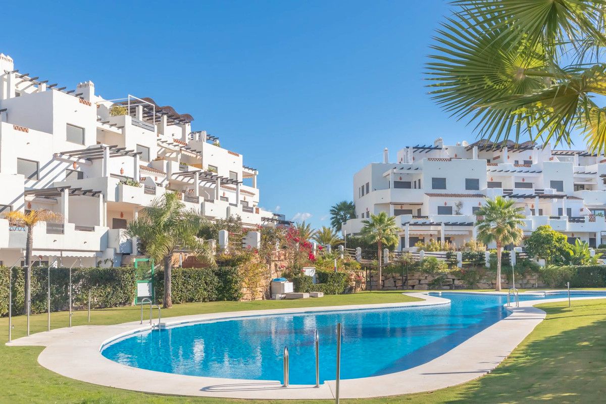 Vista exterior de Dúplex en venda en Estepona amb Aire condicionat, Terrassa i Moblat