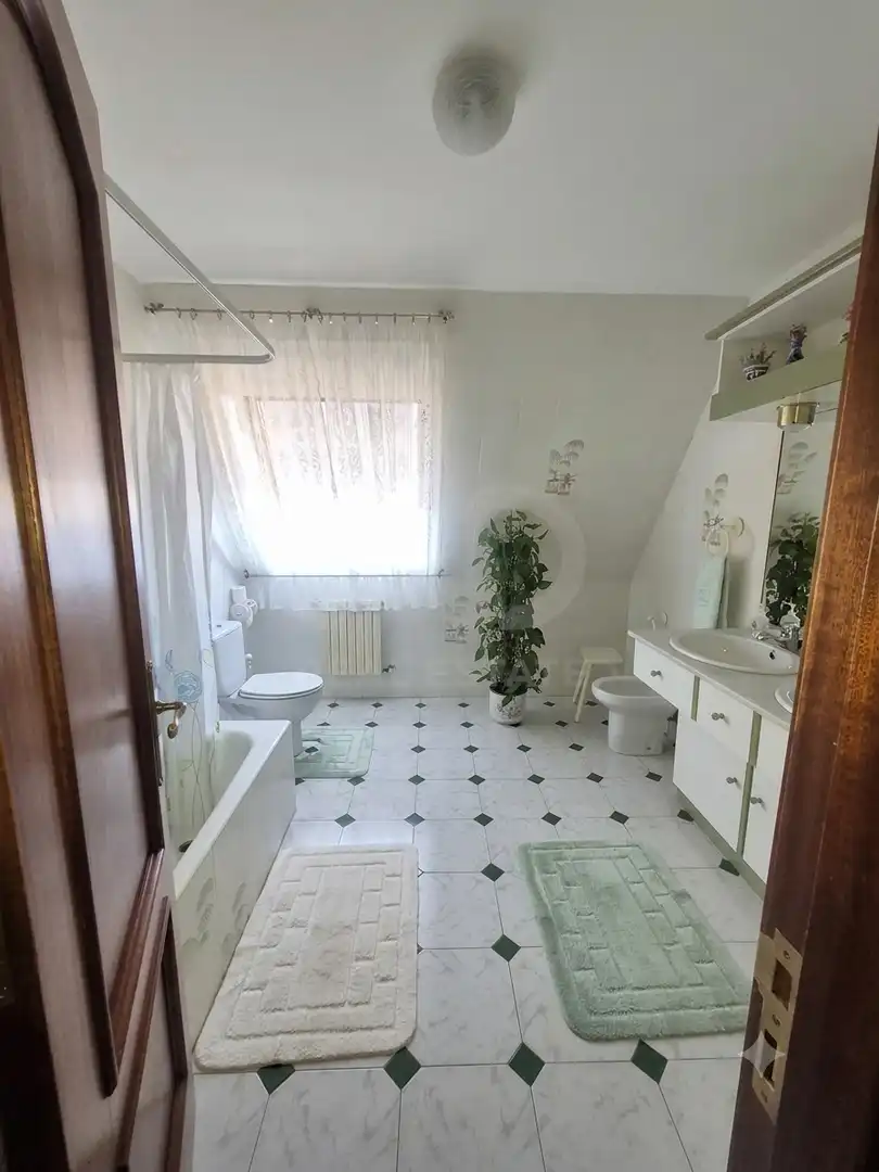 Bathroom of Houses for sale in Chozas de Abajo  with Heating and Swimming Pool