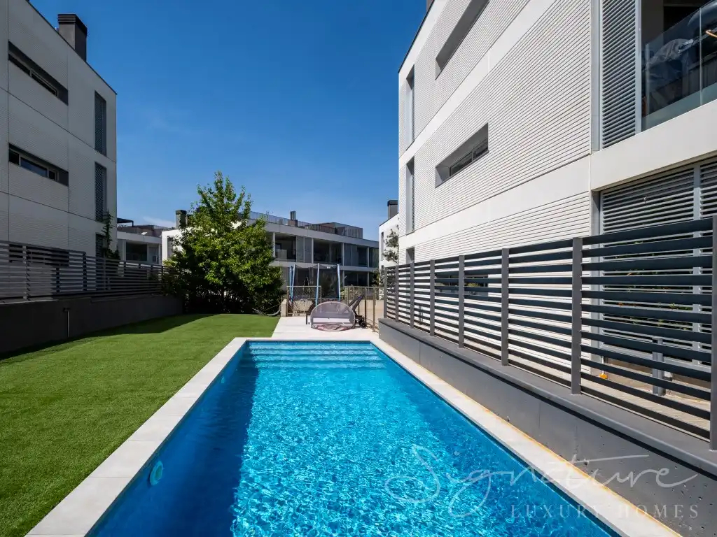 Piscina de Pis en venda en Sant Cugat del Vallès amb Jardí privat, Piscina i Balcó