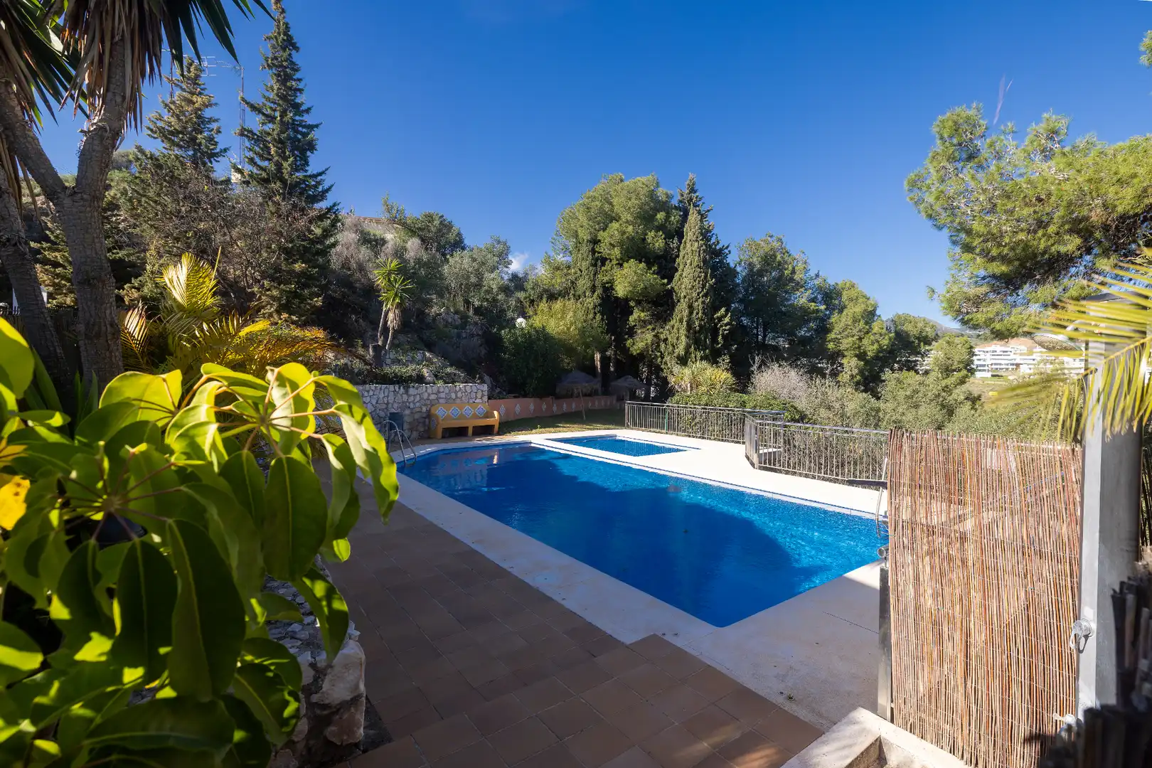 Piscina de Casa adosada en venda en Málaga amb Aire condicionat, Calefacció i Jardí privat