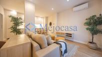 Sala d'estar de Apartament en venda en  Madrid Capital amb Aire condicionat, Calefacció i Moblat