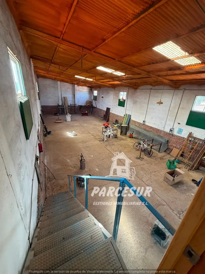 Parkplatz von Fabrikhallen zur Miete in Córdoba