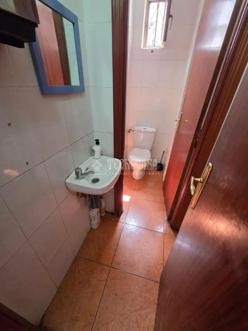 Bany de Local de lloguer en Fuenlabrada amb Aire condicionat