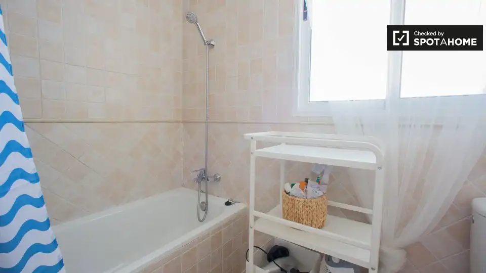 Bathroom of Flat for rent in Valencia  with Air Conditioner, Heating and Furnished