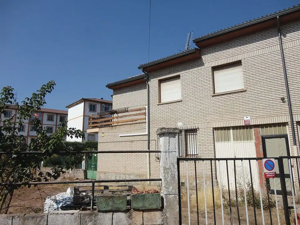Vista exterior de Casa o chalet en venta en Salas de los Infantes con Calefacción y Jardín privado