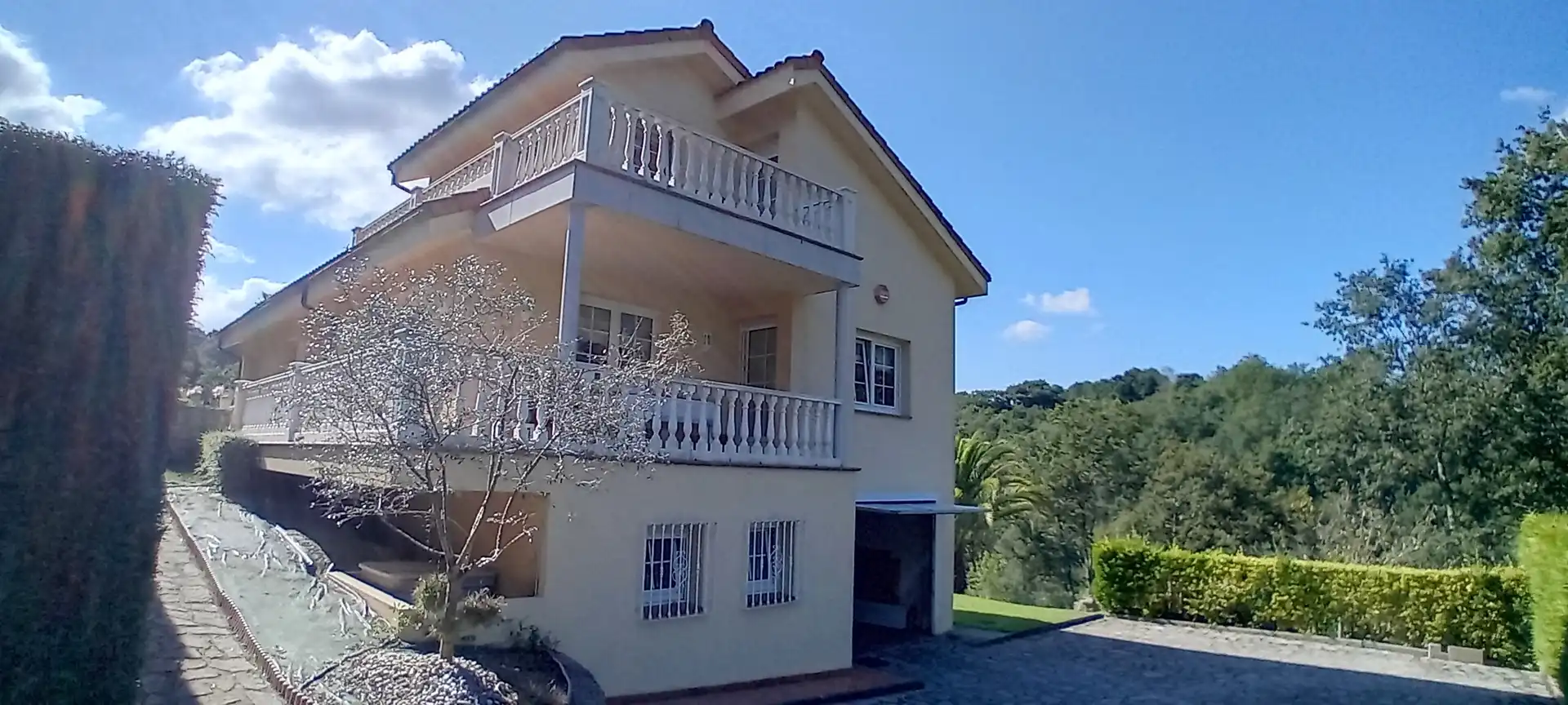 Vista exterior de Casa o xalet en venda en Parres amb Calefacció, Jardí privat i Parquet