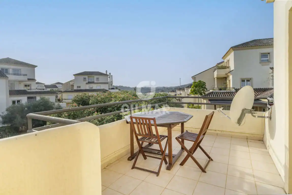 Außenansicht von Maisonette zum Verkauf in Sotogrande mit Heizung, Abstellraum und Schwimmbad