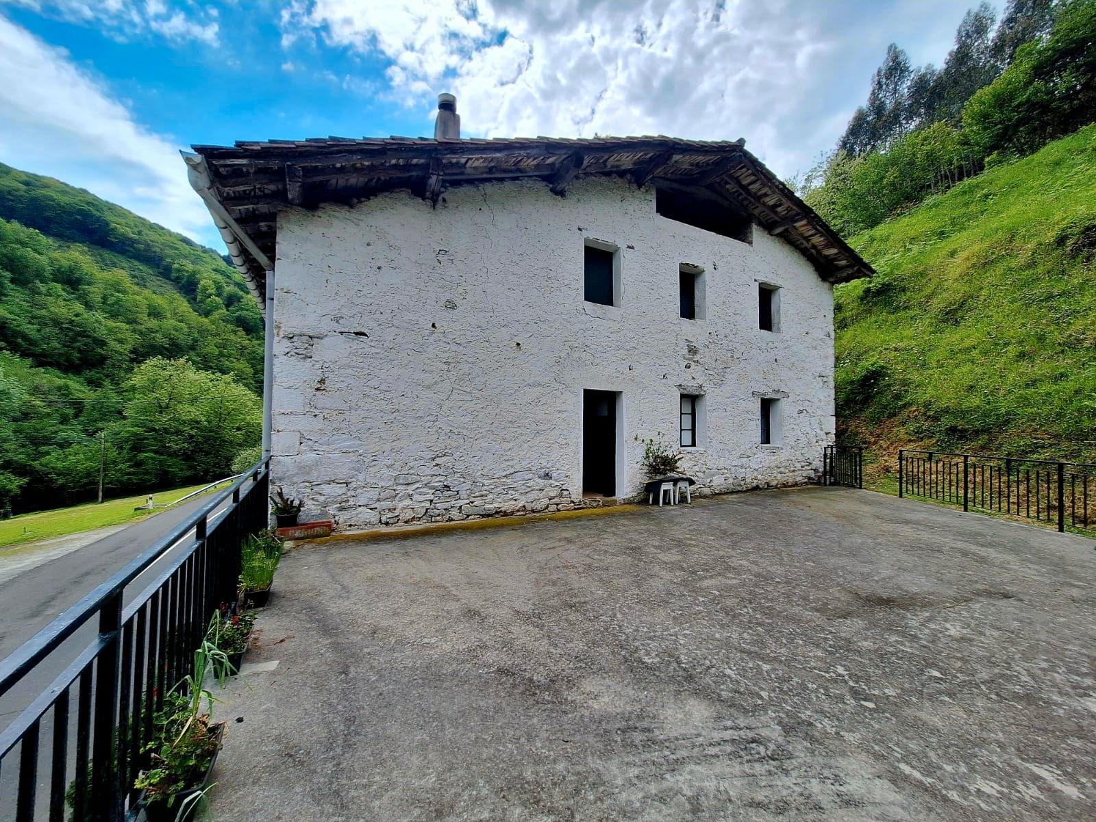 Außenansicht von Country house zum verkauf in Azpeitia mit Terrasse, Abstellraum und Möbliert