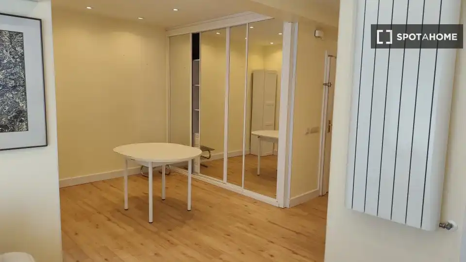 Flat for rent in Madrid  with Air Conditioner, Heating and Furnished