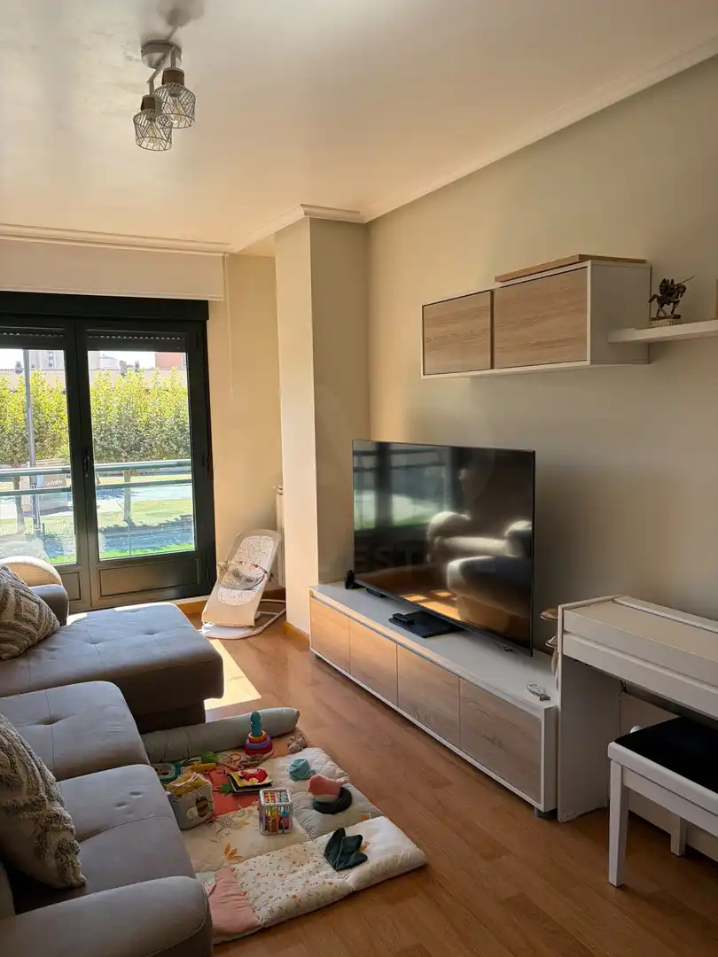 Piso con ascensor en venta en Trobajo del Camino, imagen 2