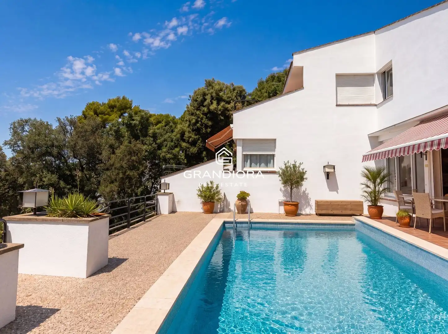 Vista exterior de Casa o xalet en venda en Mataró amb Terrassa i Piscina
