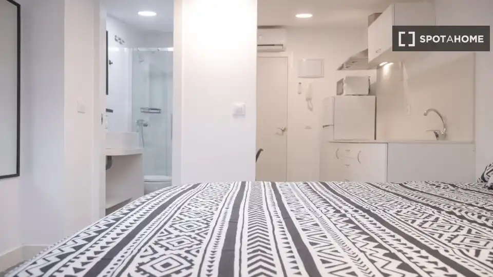Schlafzimmer von Wohnung zur Miete in Madrid mit Klimaanlage, Heizung und Möbliert