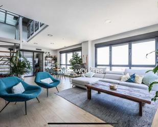 Sala d'estar de Àtic de lloguer en  Madrid Capital amb Aire condicionat, Calefacció i Jardí privat
