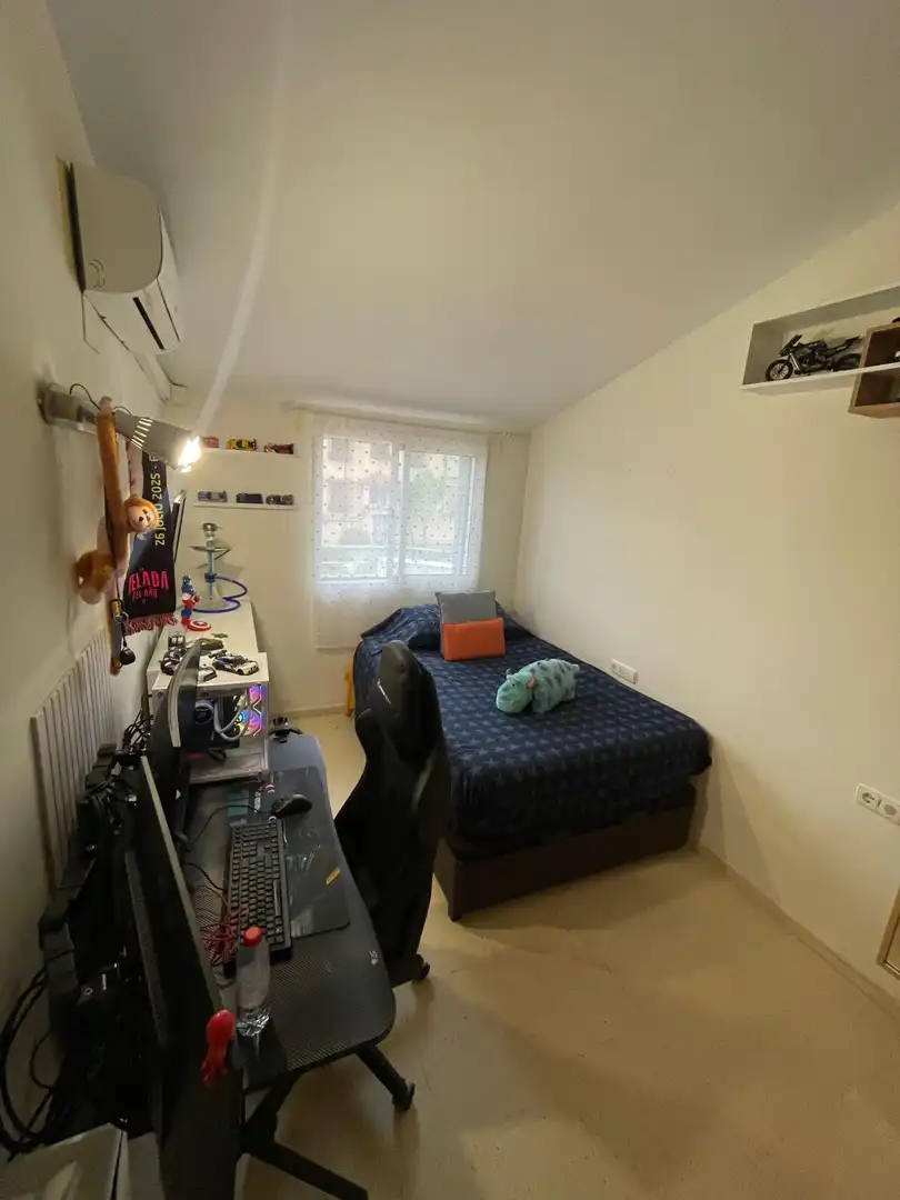 Habitación de Casa adosada en venta en La Línea de la Concepción con Piscina comunitaria
