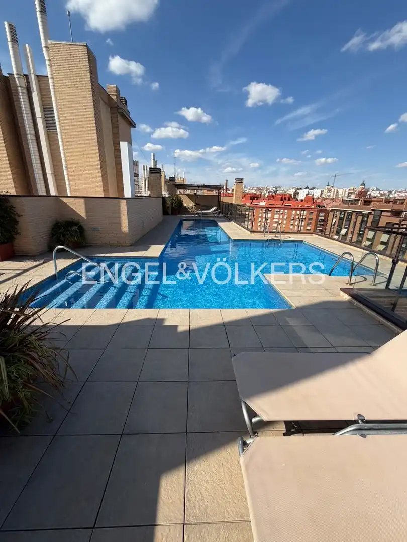 Piscina de Pis en venda en Madrid amb Aire condicionat, Calefacció i Parquet