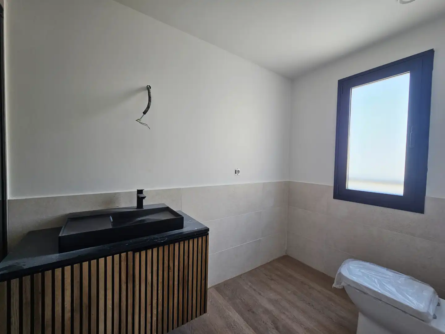 Bathroom of Flat for sale in Tomares  with Air Conditioner, Heating and Parquet flooring