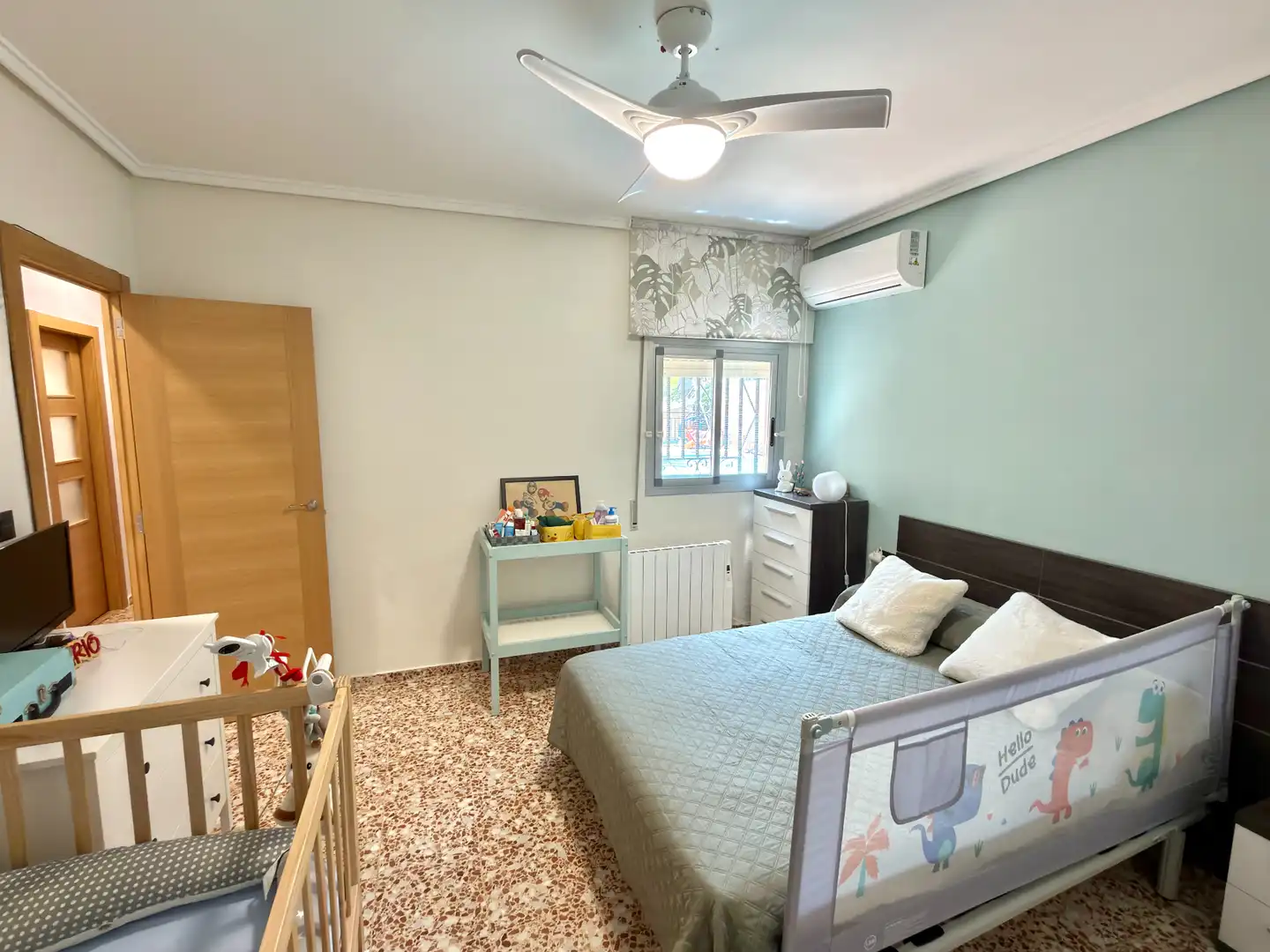 Dormitori de Casa o xalet en venda en Chiva amb Aire condicionat, Jardí privat i Terrassa