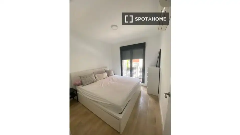 Schlafzimmer von Wohnung zur Miete in Madrid mit Klimaanlage, Heizung und Möbliert