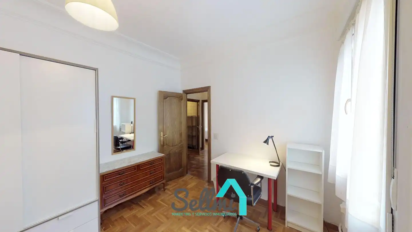 Bedroom of Flat for rent in Oviedo   with Heating, Parquet flooring and Furnished