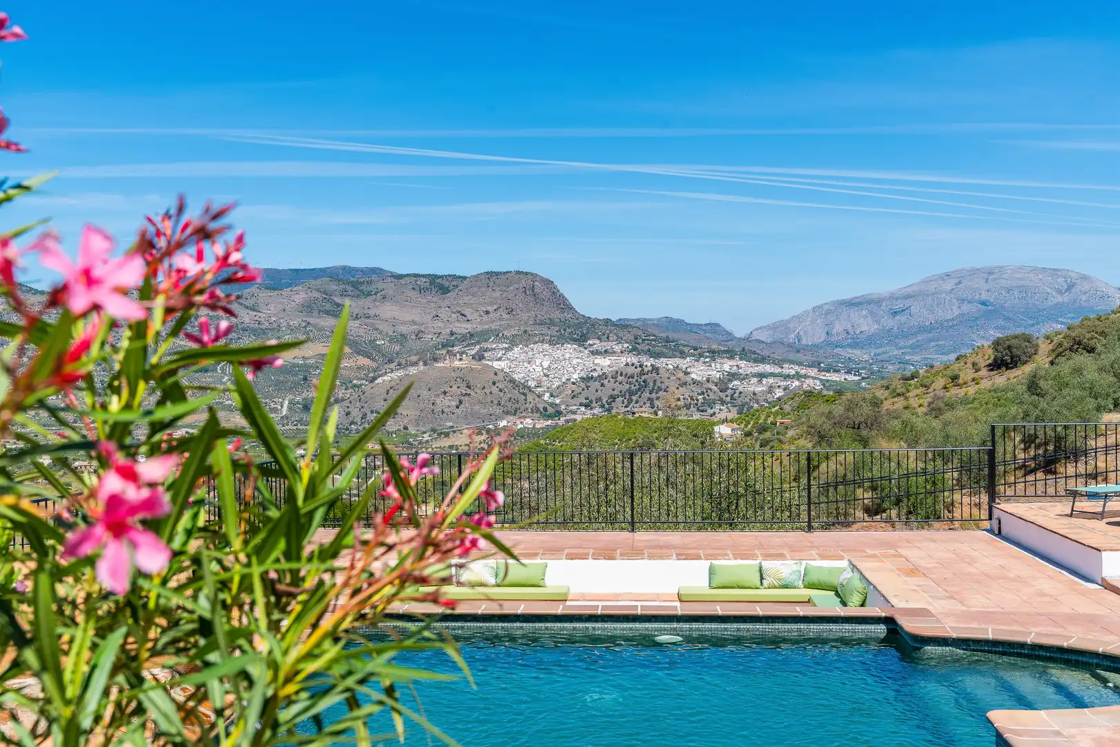 Vista exterior de Finca rústica en venda en Álora amb Aire condicionat, Calefacció i Jardí privat