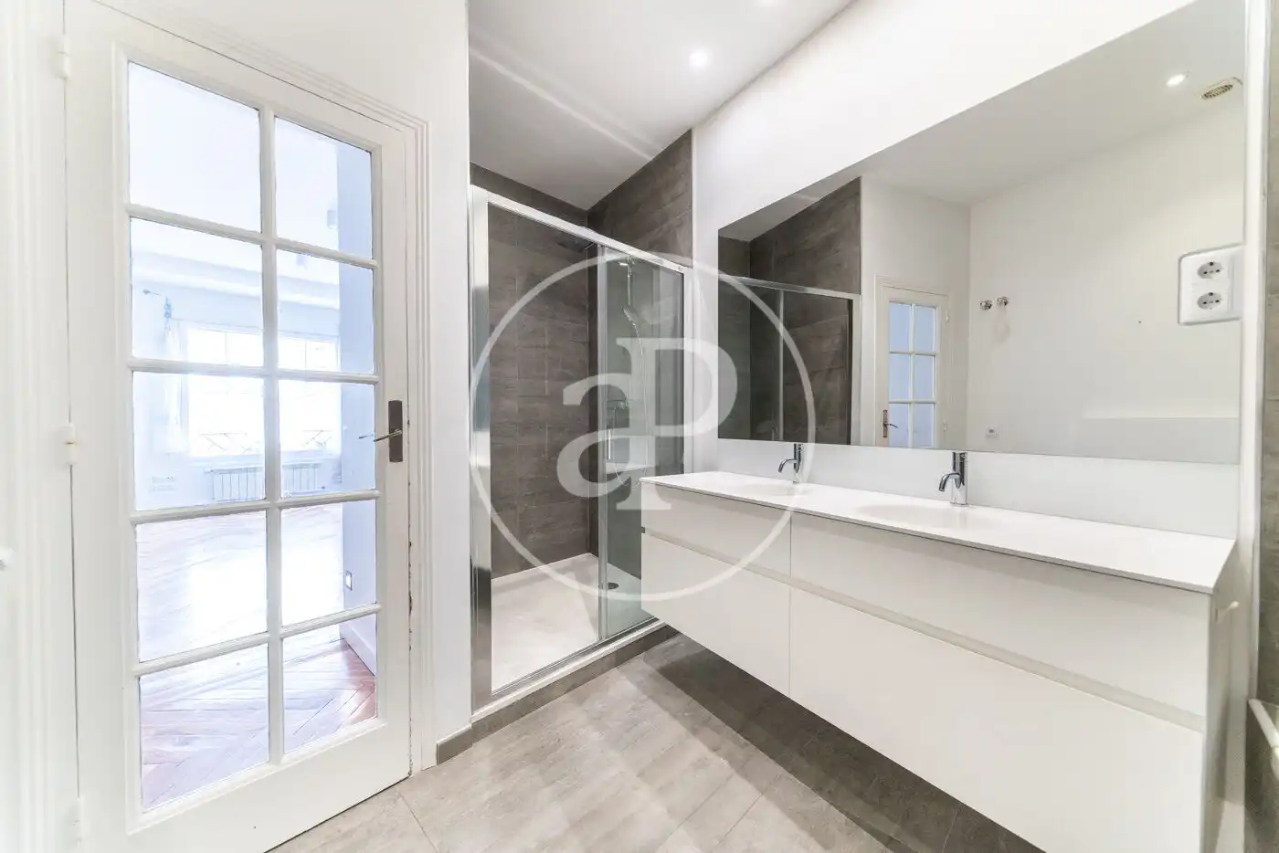 Bathroom of Flat for rent in Madrid  with Air Conditioner and Heating