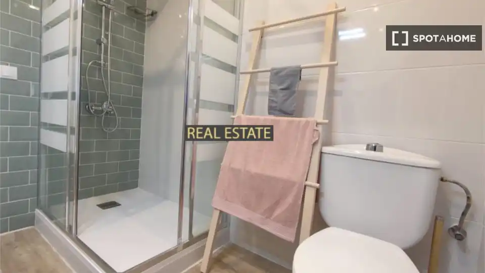Badezimmer von Wohnung zur Miete in Barcelona mit Klimaanlage, Heizung und Möbliert