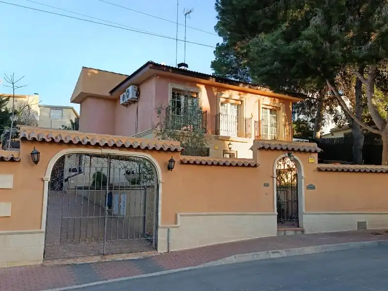 Vista exterior de Casa o chalet en venta en Torrevieja con Aire acondicionado, Calefacción y Jardín privado