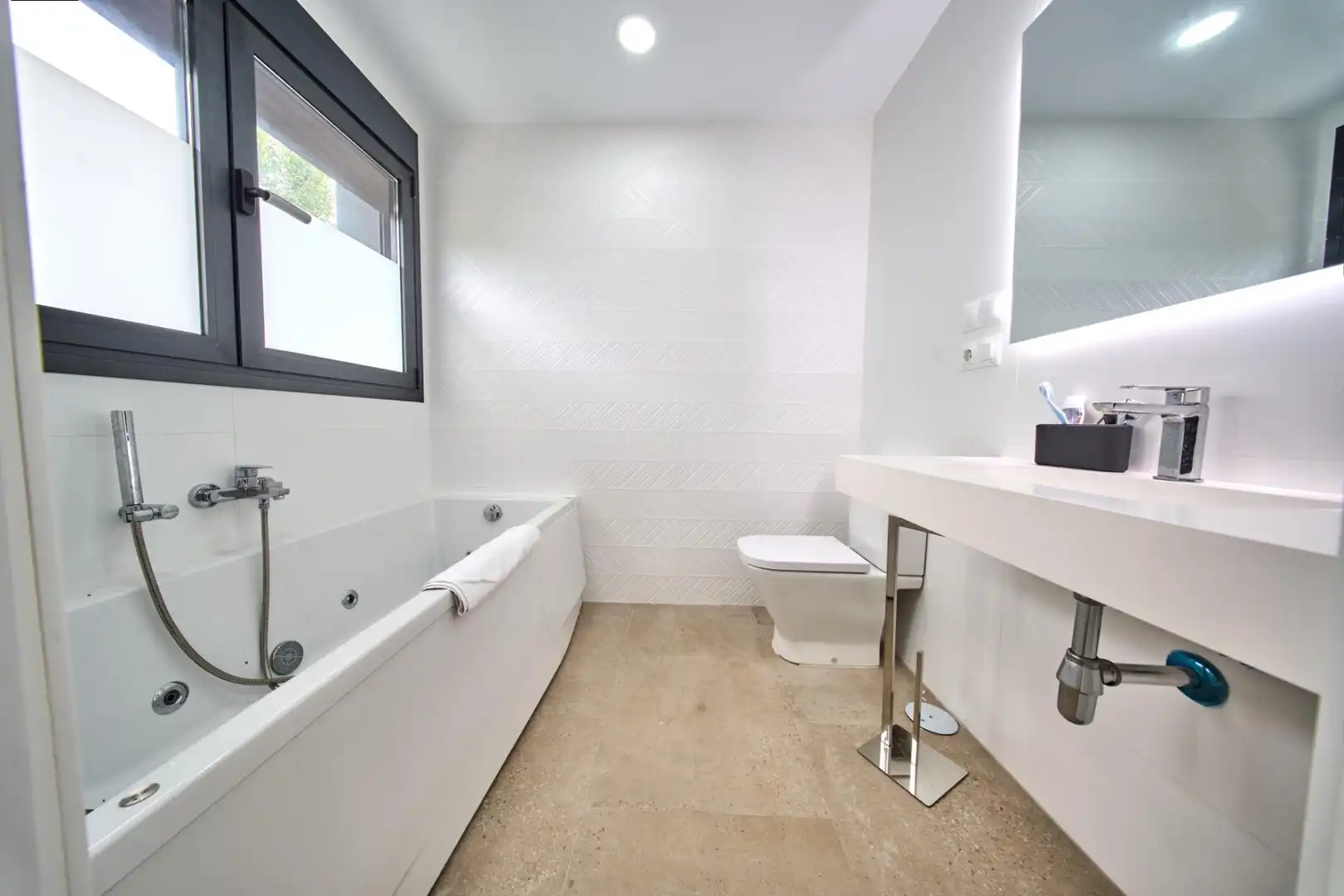 Bany de Casa o xalet en venda en Marbella amb Jardí privat, Terrassa i Traster