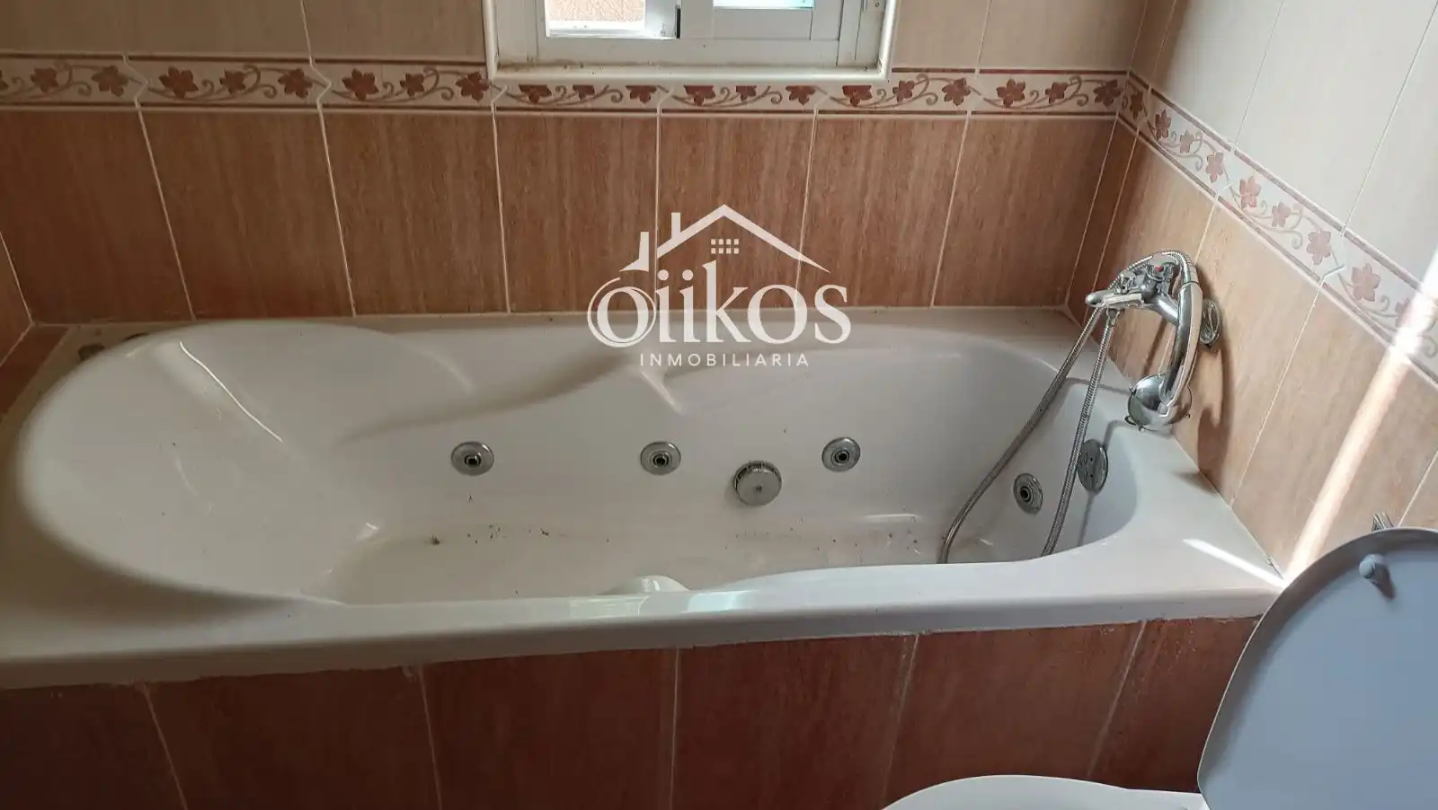 Bathroom of Houses for sale in Calvarrasa de Arriba