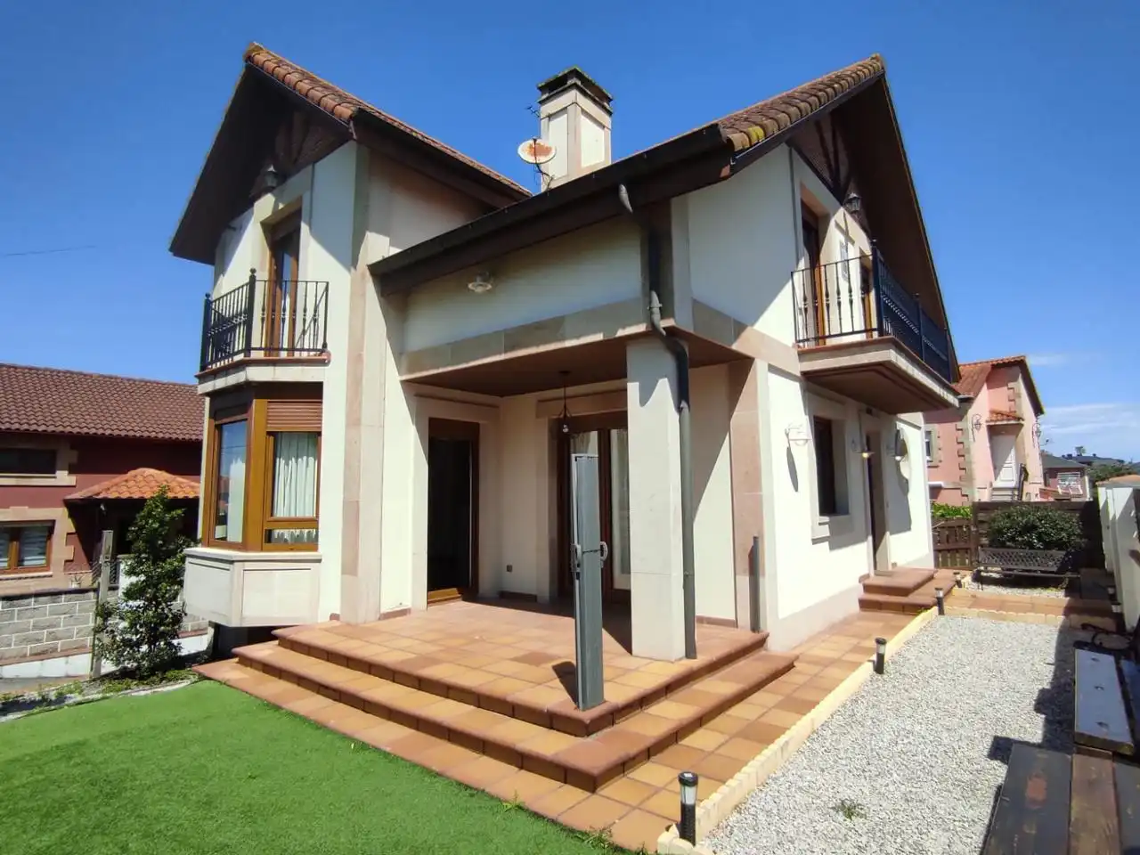 Vista exterior de Casa o xalet en venda en Marina de Cudeyo amb Calefacció, Jardí privat i Parquet
