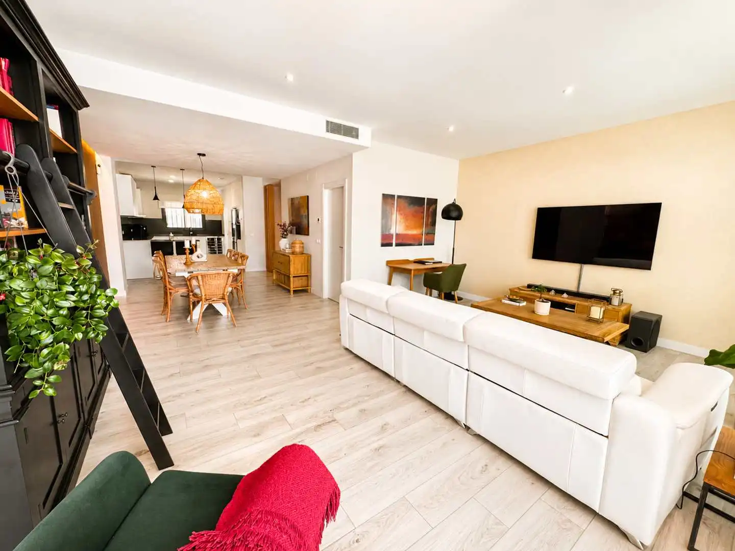 Sala d'estar de Casa adosada en venda en Sotogrande amb Aire condicionat, Calefacció i Jardí privat